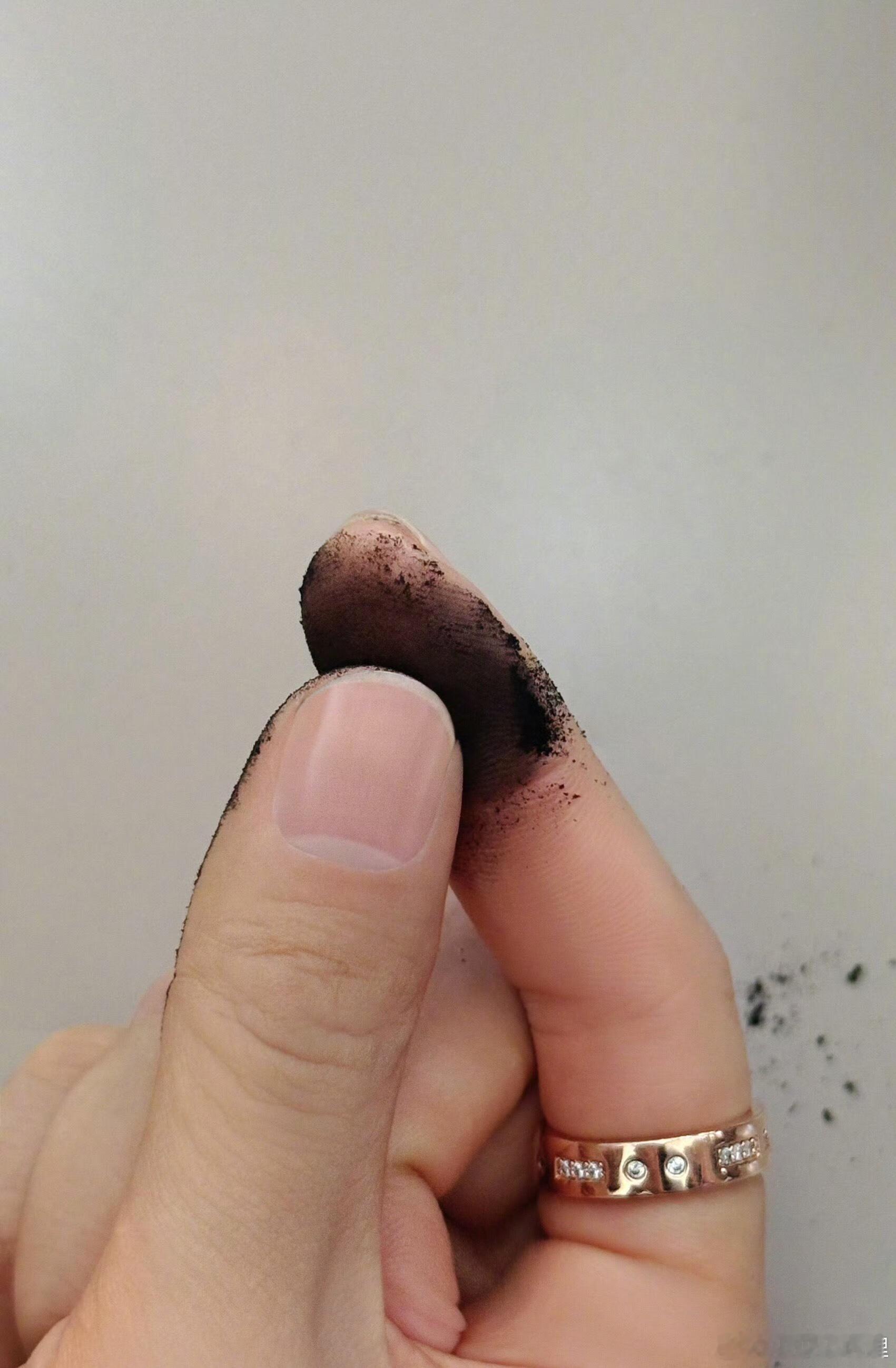 杨紫手指甲黑的原因找到了评论区能给我看看你们的超品烟炱吗哈哈哈这是杨紫的 