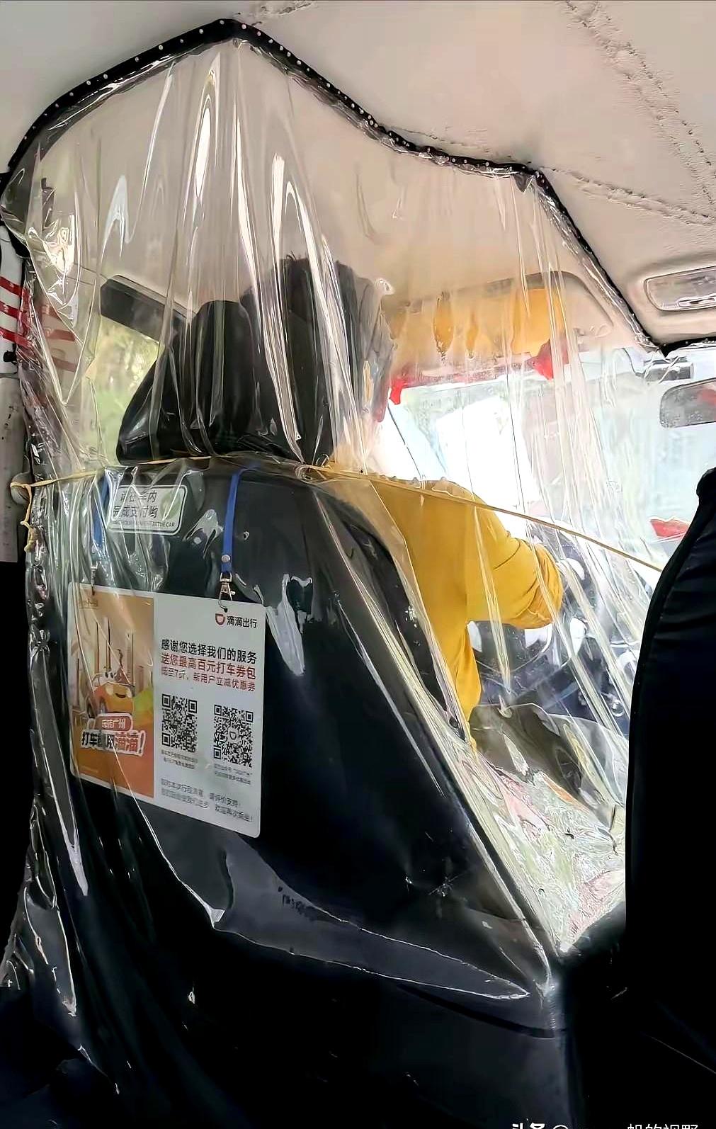 入夏之后，上车那一刻，后排是闷的，前排却像小冰箱。
驾驶位被透明膜裹得严丝合缝，