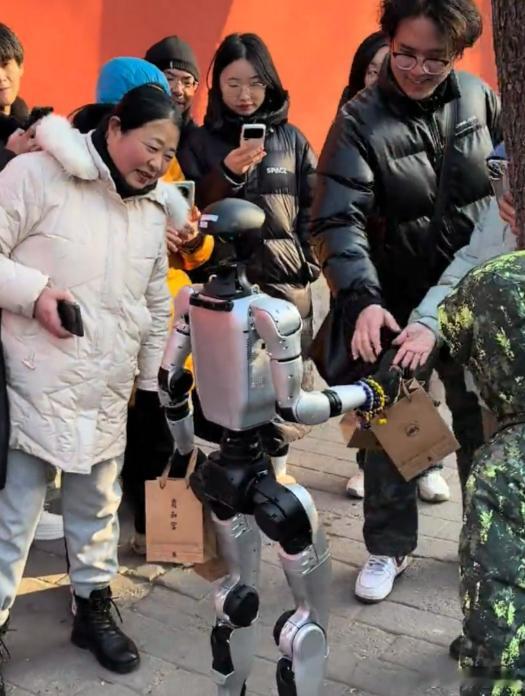 第一个活人化机器人出现了 2026新物种？祈福机器人现身街头，动作行云流水，表情