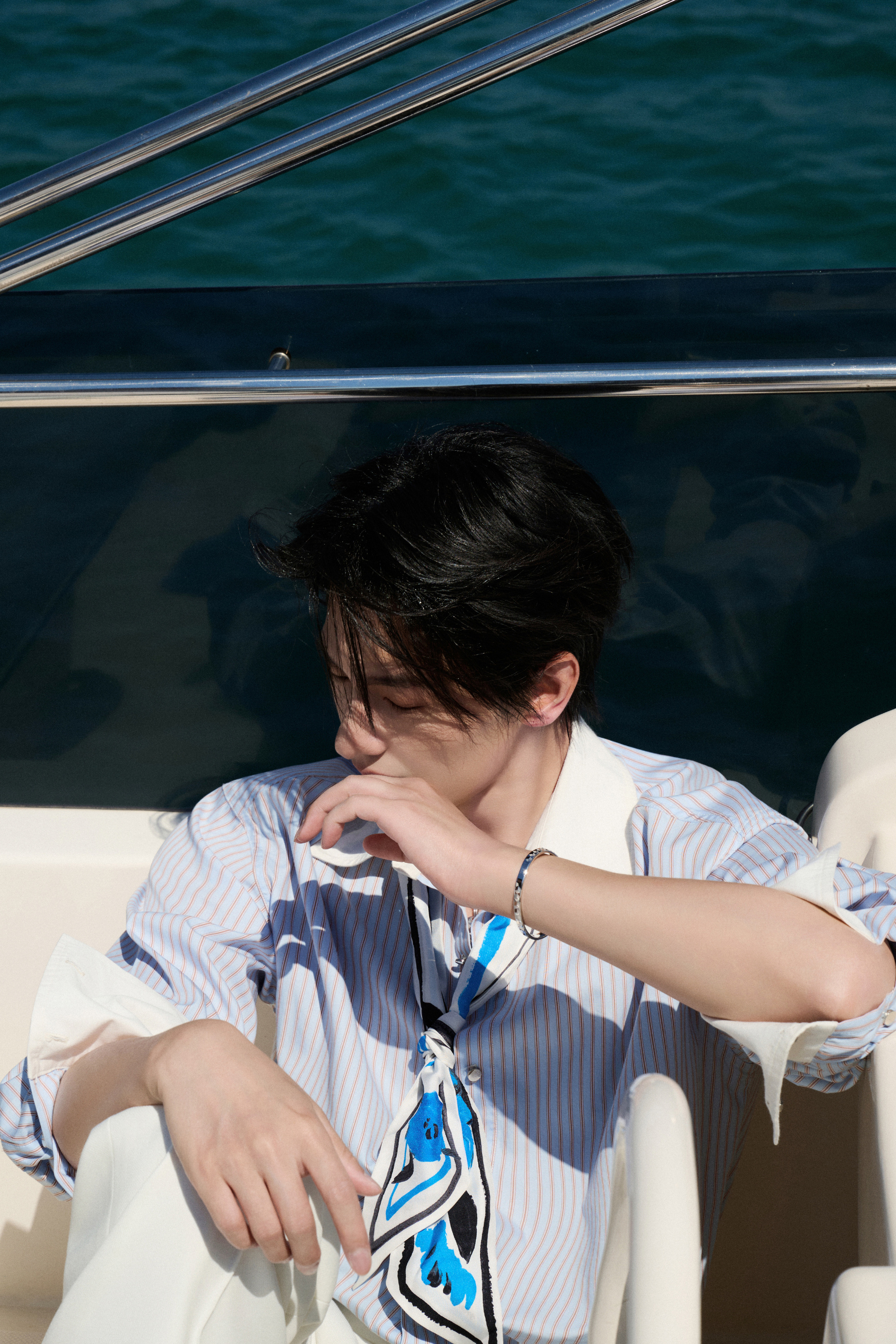 杨洋海边氛围感男头杨洋氛围感男头好权威海边晚风裹挟着落日温柔，少年氛围感扑面而来