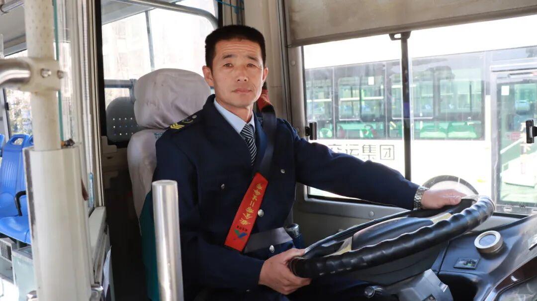 近日，胶州交通发展集团公交运营二分公司3202路公交车驾驶员宋绪刚荣获青岛城运控