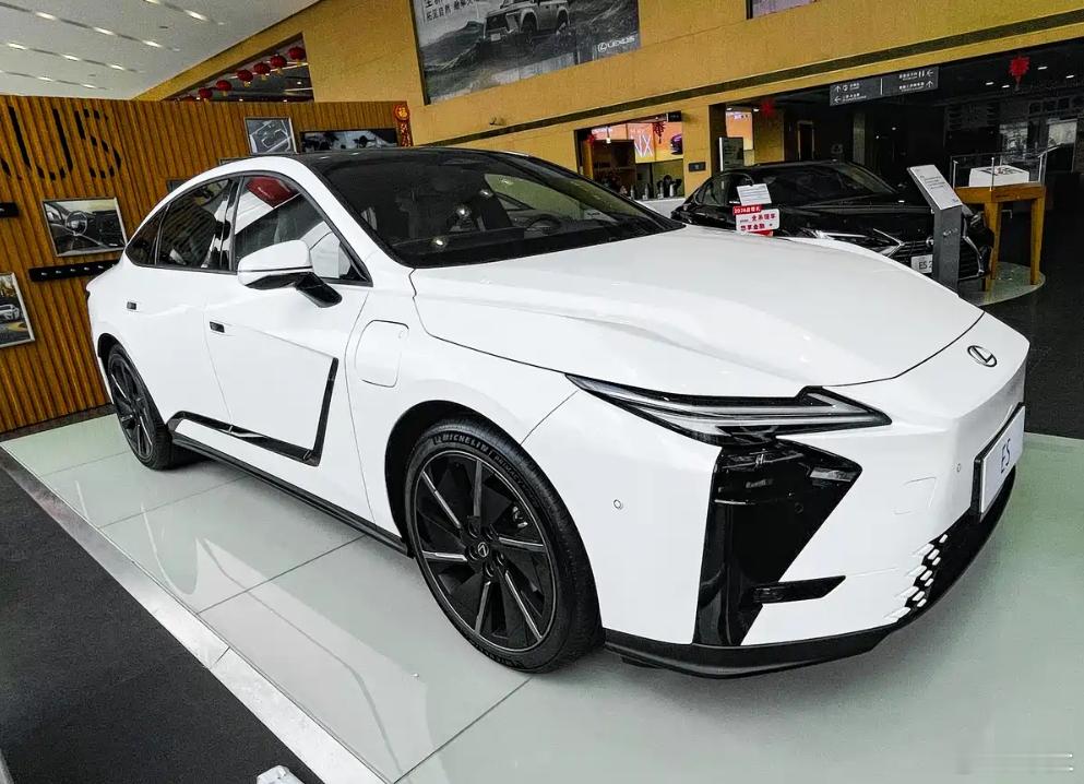 全新一代雷克萨斯ES已经以巡展的方式到店了，预计4月份正式上市。这一代ES设计风