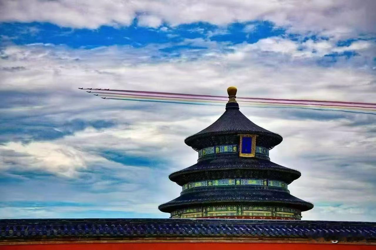 看到这个场景，
作为中国人的自豪感，油然而生。
中式的古建筑加上现代化的飞机，华
