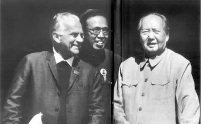 1937年，斯诺护送邓颖超去天津，邓颖超扮成女佣，走在斯诺后面。到日军岗哨时，斯