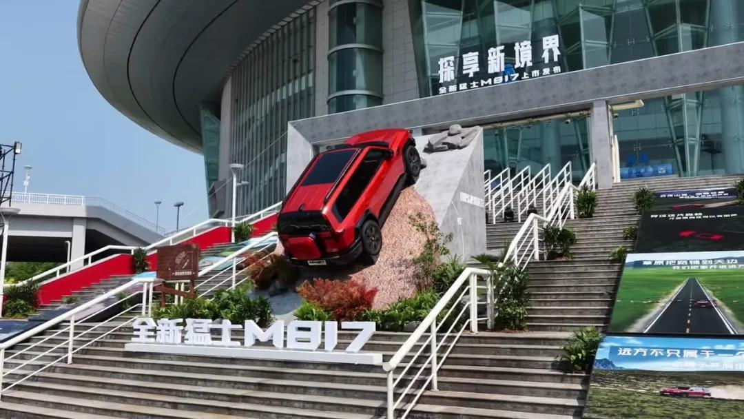 说实话，硬派越野车以前给人的印象，基本就是“能翻山越岭，但日常开起来不太讲究”。