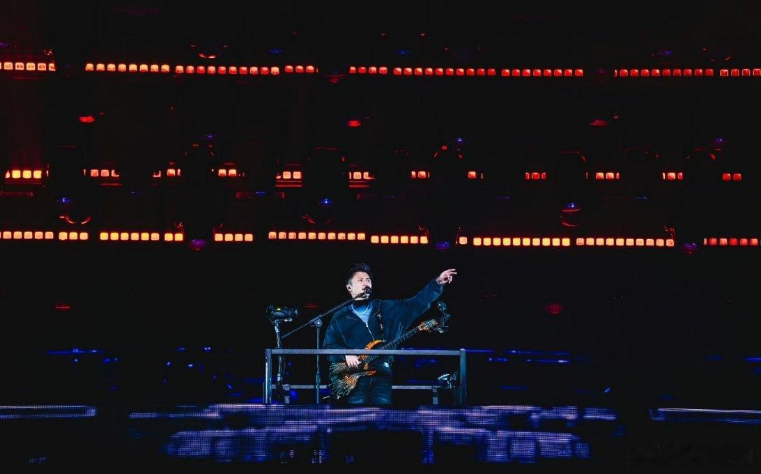 疑似谢霆锋配料表曝光霆锋演唱会现场湿发+黑卫衣造型，弹吉他时的爆发力和静坐时的氛