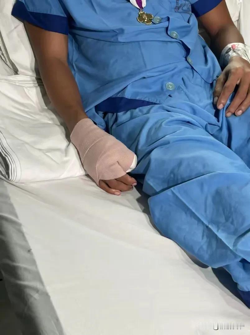 来，给大家看看那位在仁爱礁冲突中被挤断手指的菲军士兵，他受伤的是右手大拇指，手上