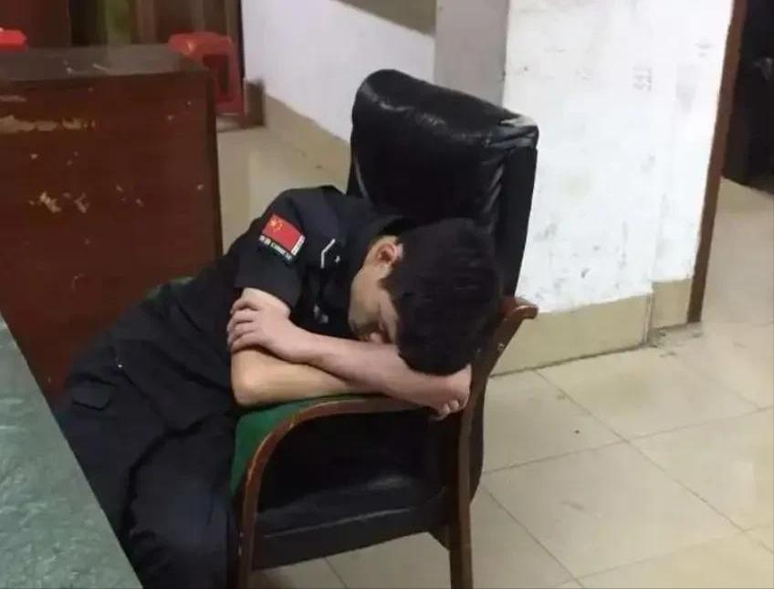广东深圳，一男子坐在办公椅上时，椅子突然损坏，导致男子扭伤了腰部，后经医院诊断为