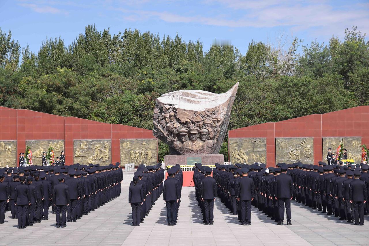今天，鲜花为他们而放。

9月30日，第十三个国家烈士纪念日。省公安厅在辽宁公安