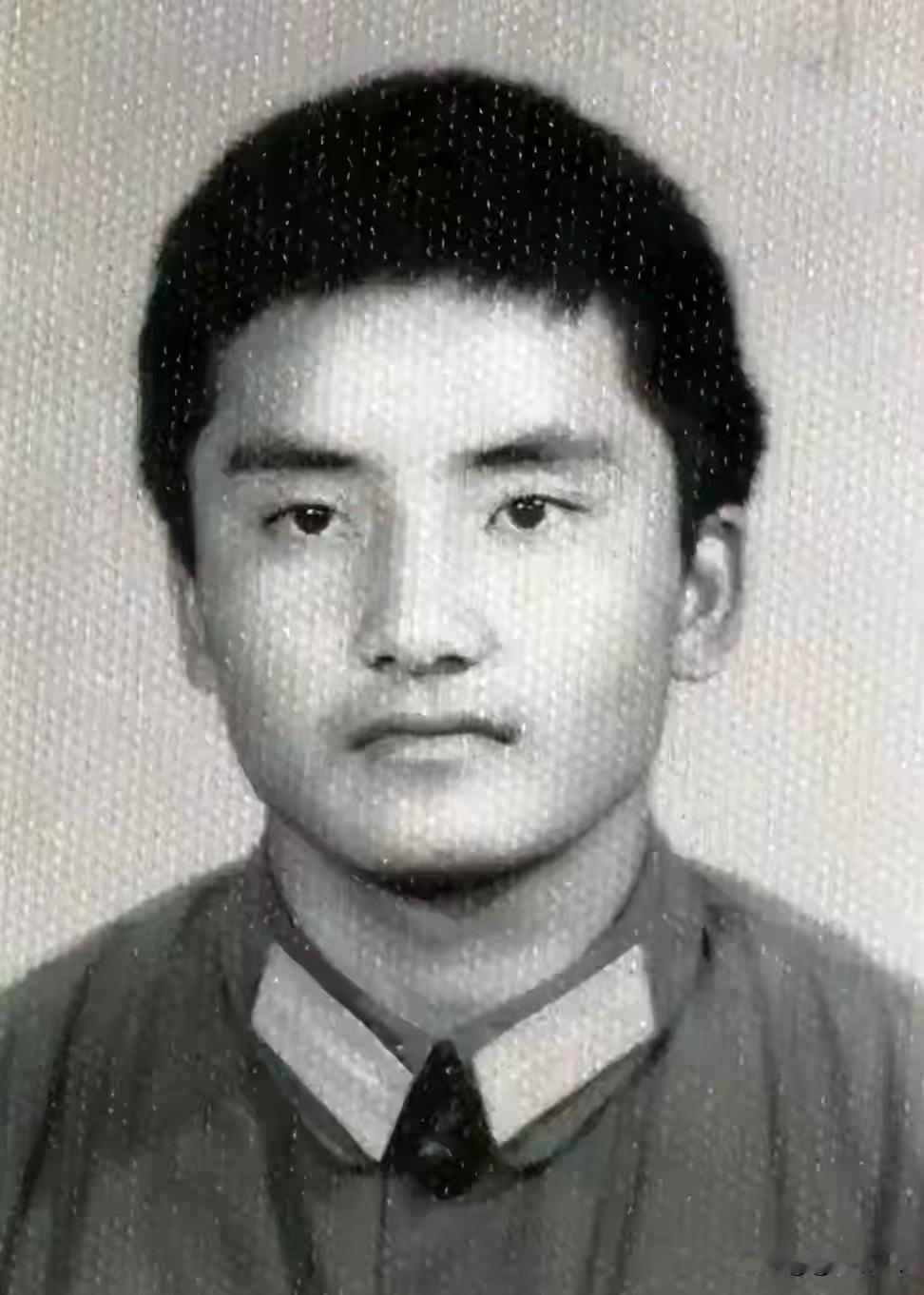 老山松毛岭血战！苗族战士周忠烈，断臂仍攥着手榴弹环，十五勇士血染高地
 
在中越