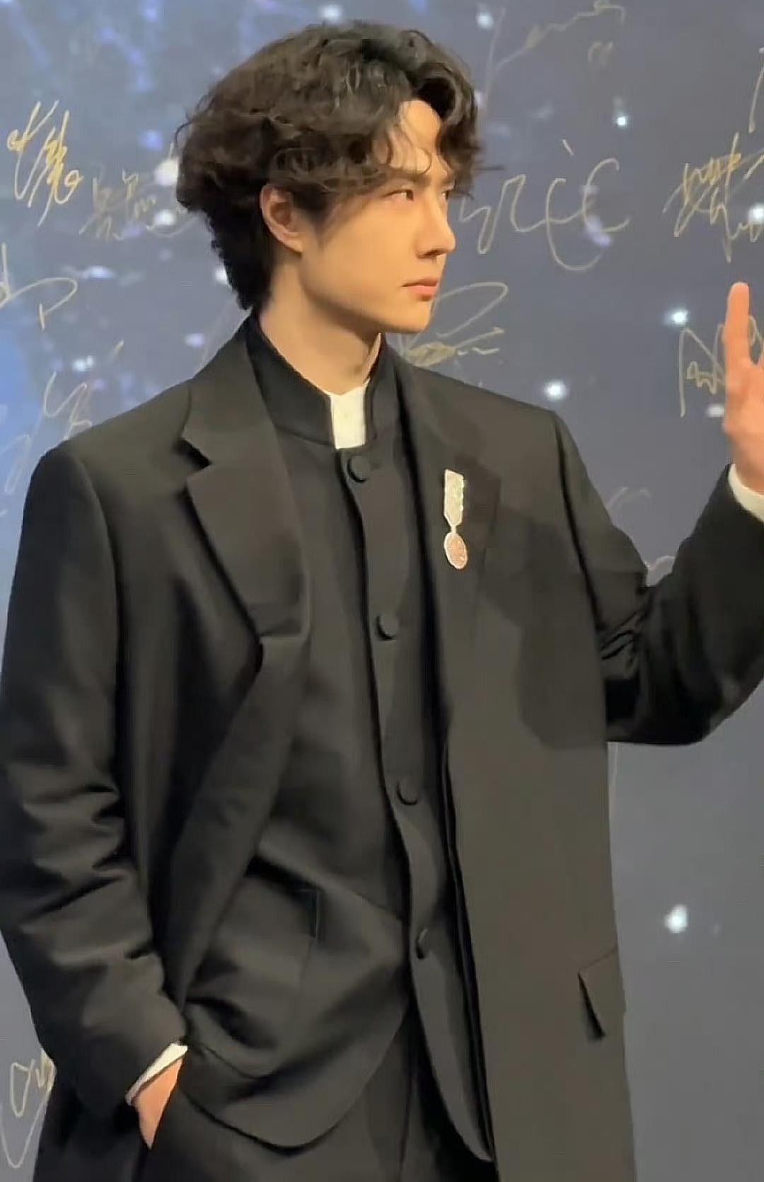 不是说王一博帅，是说他穿中山装的反差，正面软萌侧颜杀疯了！
正面是嘟嘟婴儿肥，笑