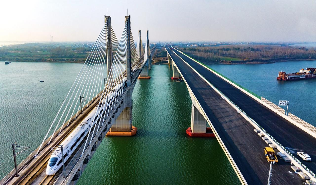 “十四五”期间，湖南以交通先行引领发展提速，累计完成公路水路投资5386亿元，较