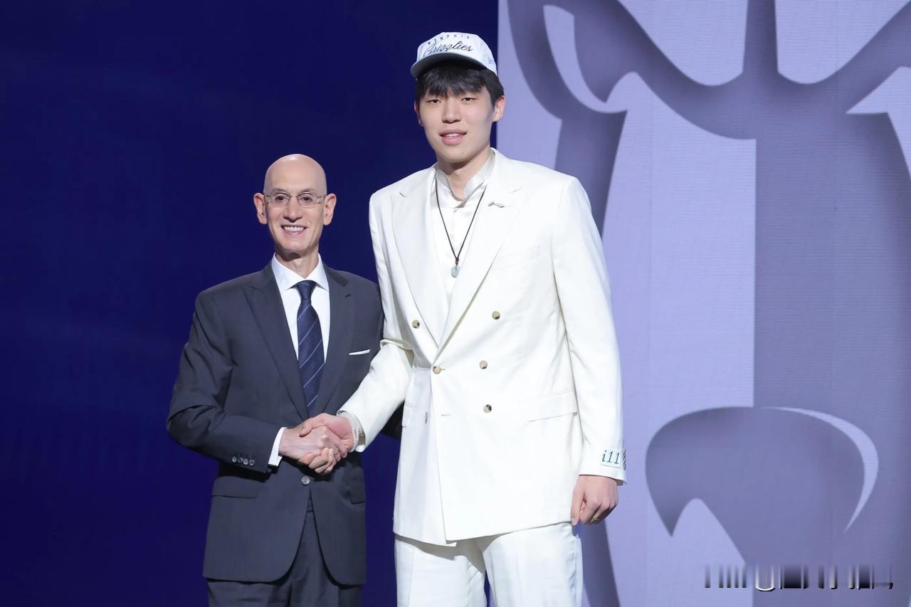 超预期！杨瀚森首轮第16顺位被NBA选中，是不是相当于高考准备冲击二本，结果考上
