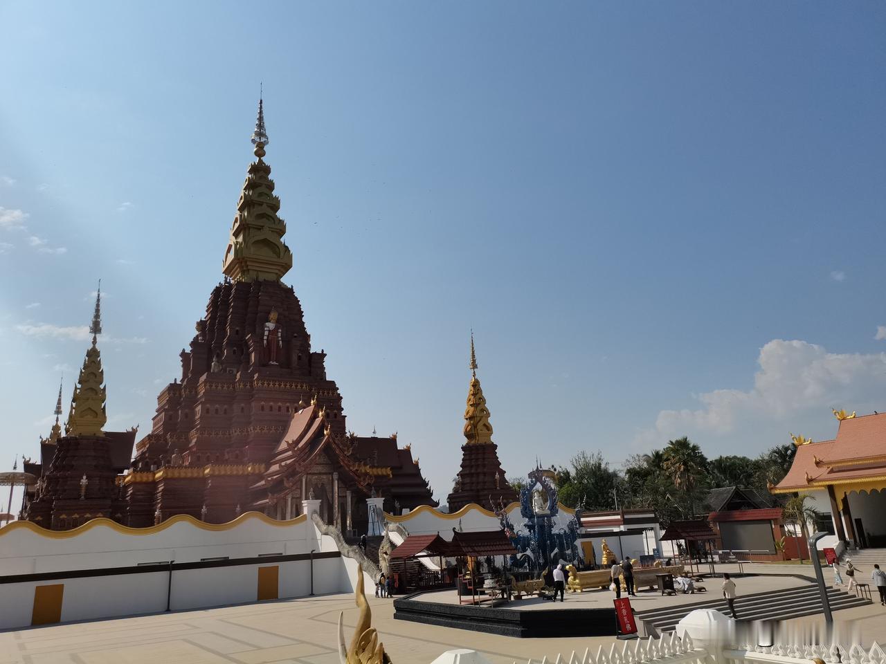 今天翻看去西双版纳总佛寺，满目都是浓郁的傣泰风情。湛蓝晴空衬着红棕屋檐，鎏金佛像