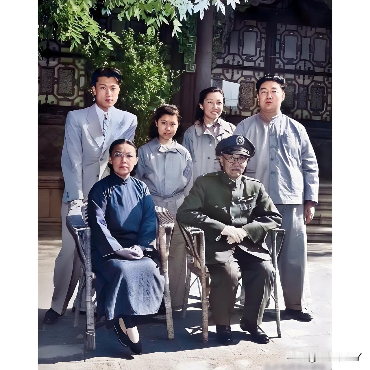 阎锡山老照片: 与妻子徐兰森、四子阎志敏、五子阎志惠、四儿媳裴彬、孙女阎树榕合影