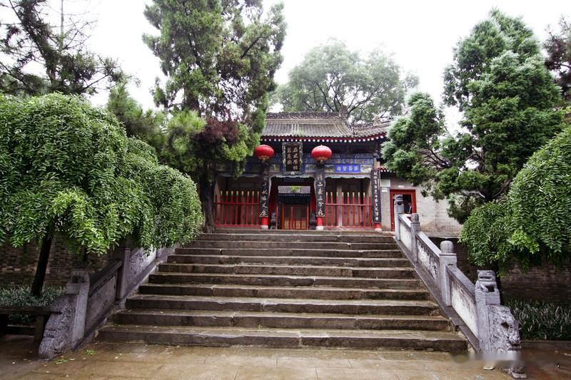 诸葛亮一生鞠躬尽瘁、忠贞不渝，明知蜀汉势弱，仍以兴复汉室为毕生理想，逆势而行。对