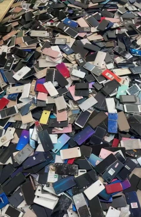 千万别被高价回收手机给骗了！他们嘴上说回收炼黄金，全是忽悠人的套路。

相信很多