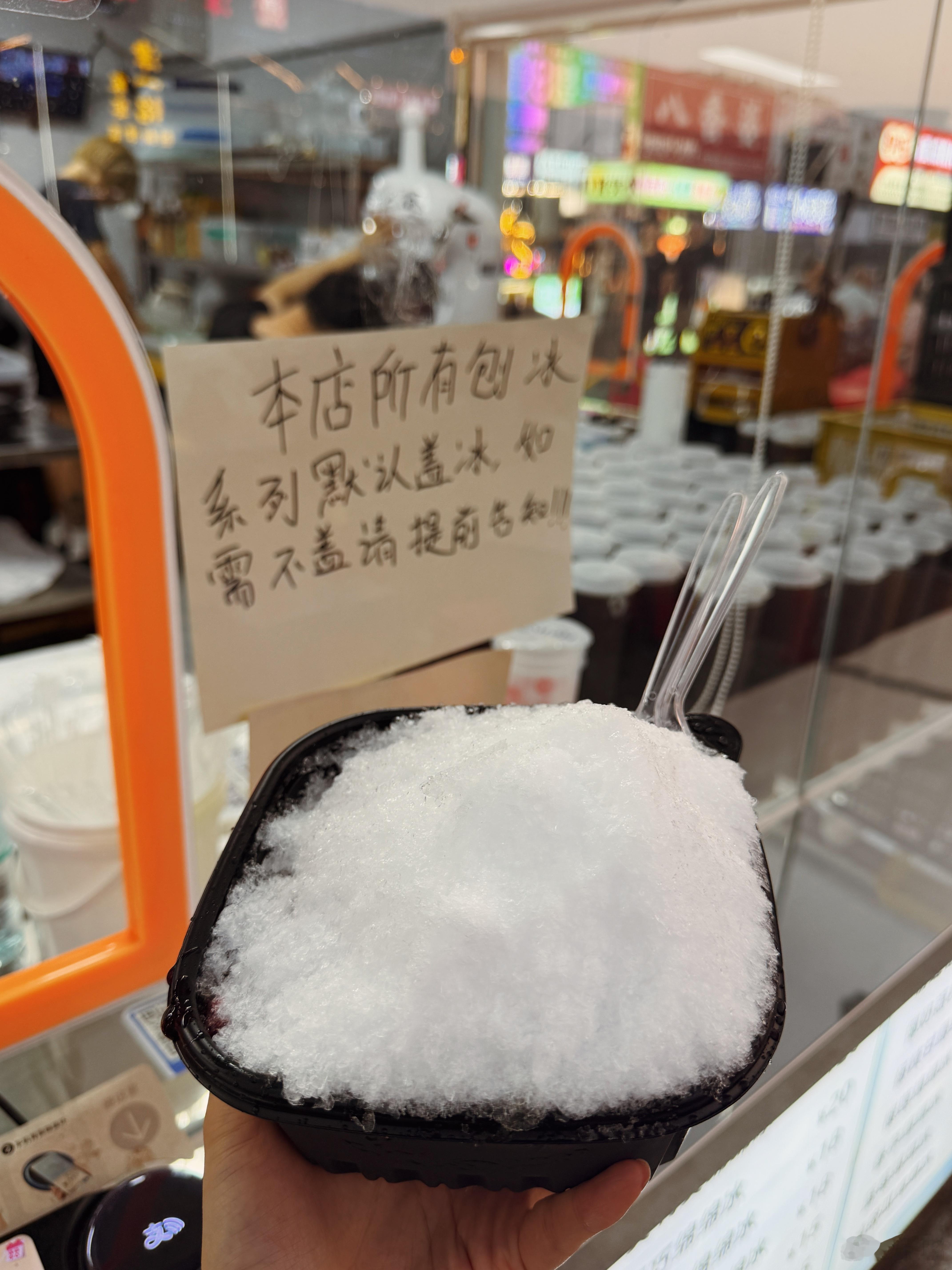 站在取餐口，等着现蒸的包子出锅，无聊的时间里用眼睛扫过厨房的每个角落。茴香还是荠