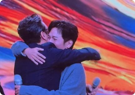 李维嘉何炅相拥而泣 维嘉回归和何炅相拥的瞬间太好哭了！没有复杂台词，就紧紧抱着，