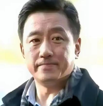 一个演员，戏拍了七成，突然要求片酬翻倍，不给就罢演。导演二话不说，把已经拍好的几