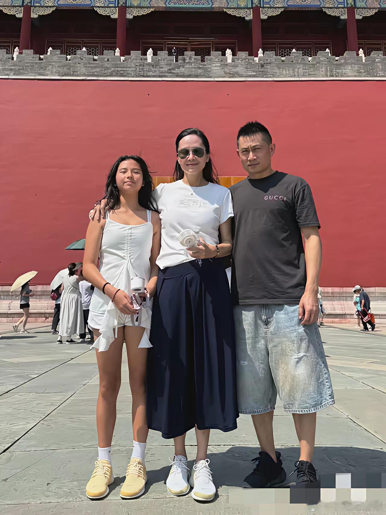 当年的港剧花旦郭羡妮和家人的照片，老公的裤子，应该出门前洗一洗的，太脏了吧！ ​