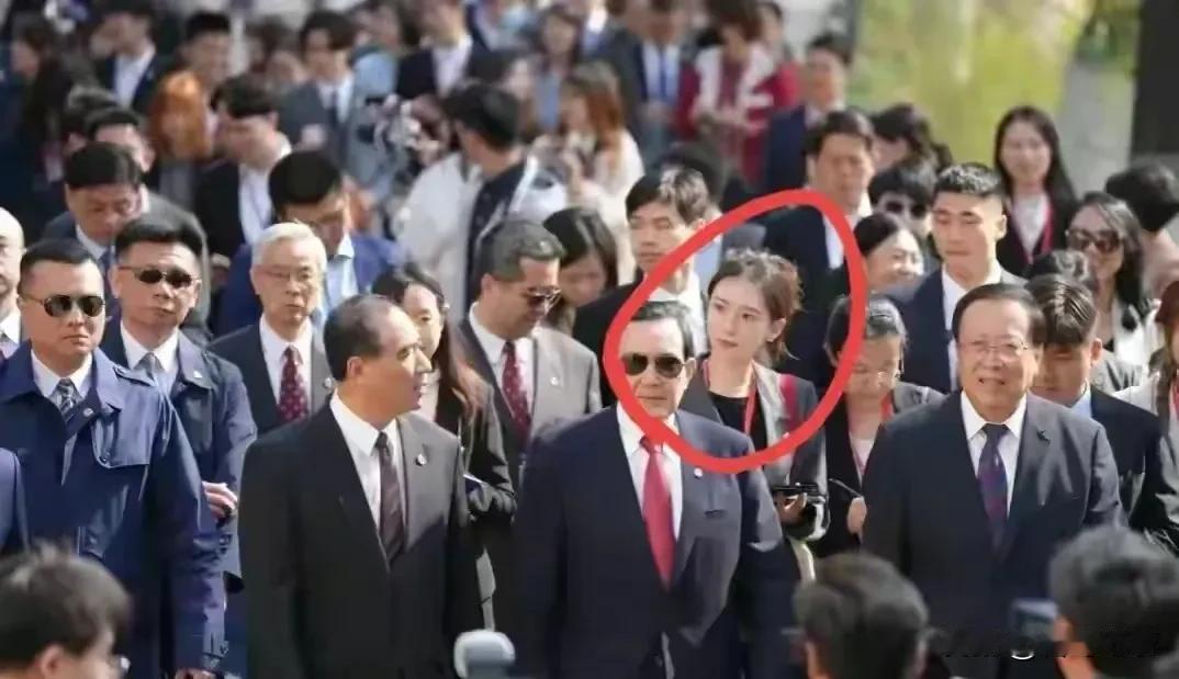马英九身后的这个美女，眉目清秀，气质出众，倾国倾城，真的太迷人了！#马英九访大陆