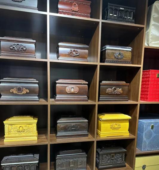 一位在殡仪馆专门售卖骨灰盒的商家吐槽说：“现在的年轻人，实在是太不孝顺了！给父母