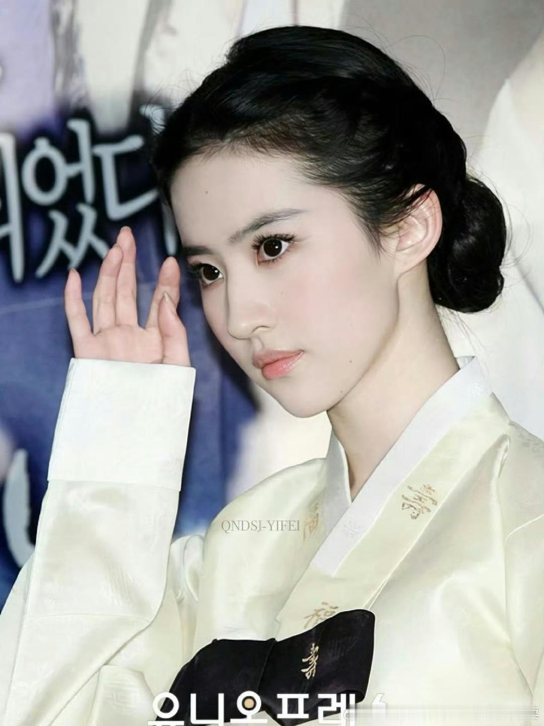 刘亦菲穿韩服每次刷到还是会被震撼的美貌，再素也好衬她的美貌 