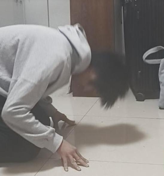 泪目瞬间！18 岁考生跪地感恩养母！

湖北襄阳考点外，刚结束考试的 18 岁少