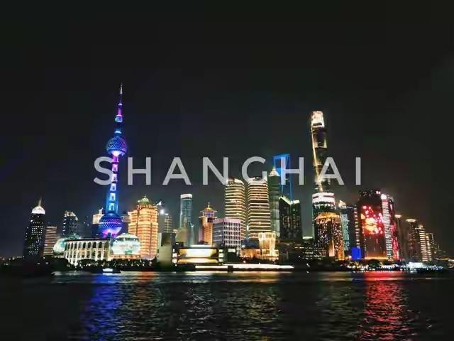 台风白海豚外围大风席卷上海上空，上海中心大厦内部重达千吨的镇楼阻尼器出现大幅度晃