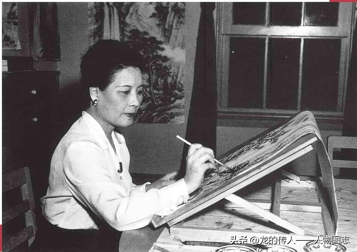 宋美龄在台湾家中作画