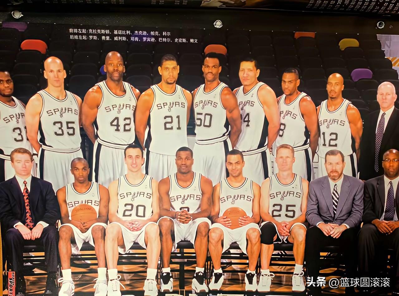 这张马刺老合照一出来，老球迷直接泪目！后排站着的内线群，简直是NBA历史级肌肉丛