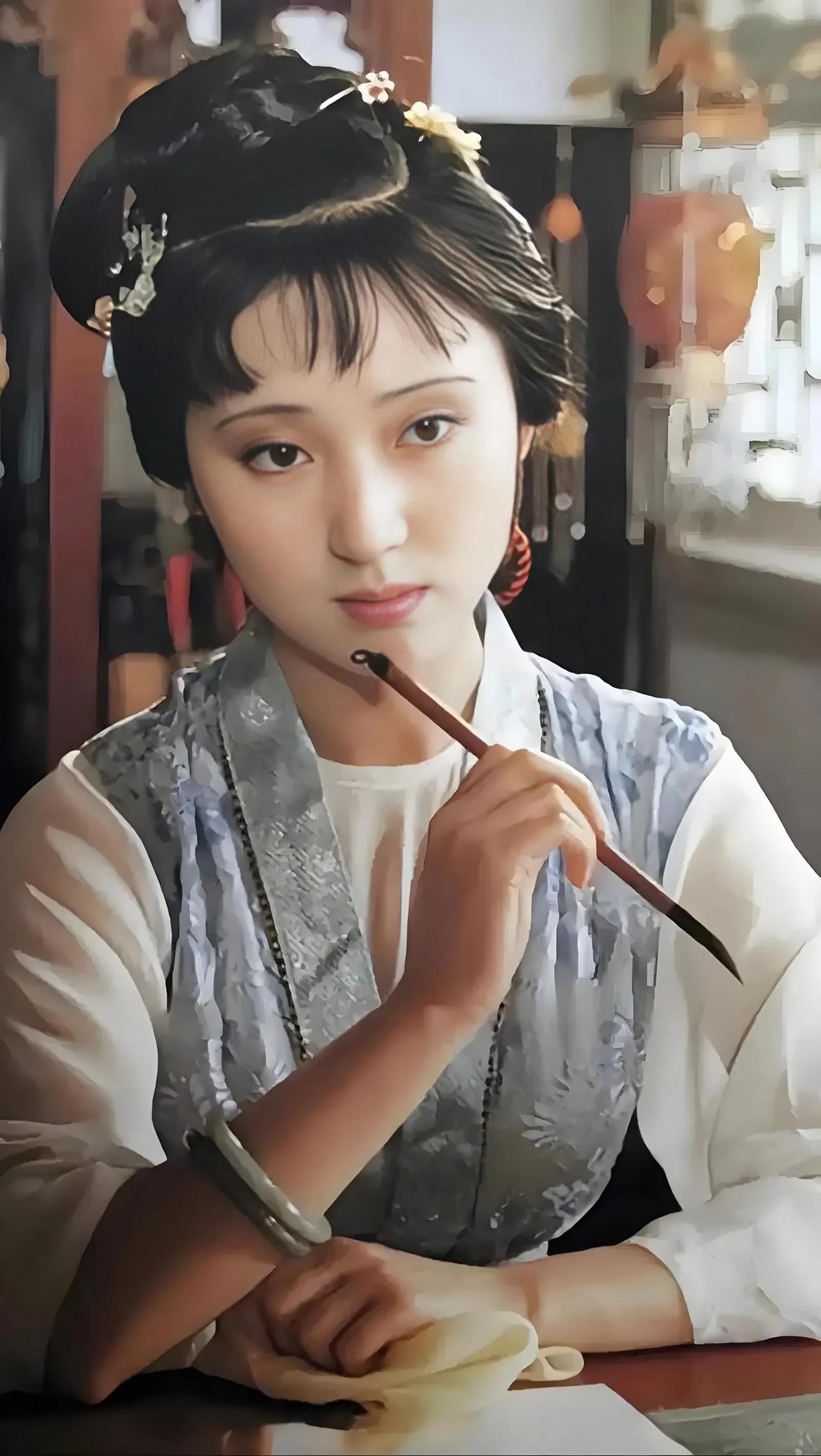 下面三张图都是扮演林黛玉的演员，
87版陈晓旭，
她外形上与林黛玉相似，更重她能