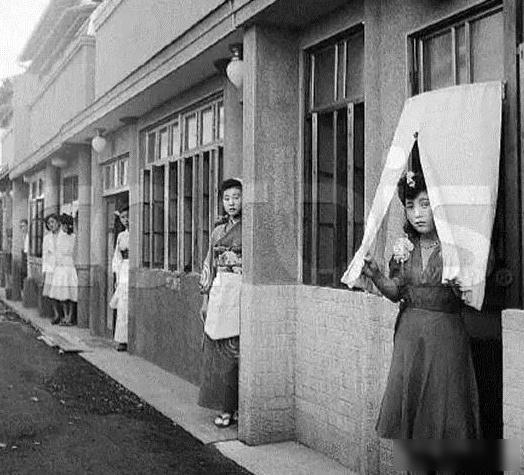 1940年，一个日本士兵在慰安所，正准备接受慰安妇的服务。可是，当他脱掉衣服后才