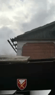 俄军向波克罗夫斯克的乌军阵地发动大规模无人机袭击。乌军第25旅1名乌军士兵在掩体