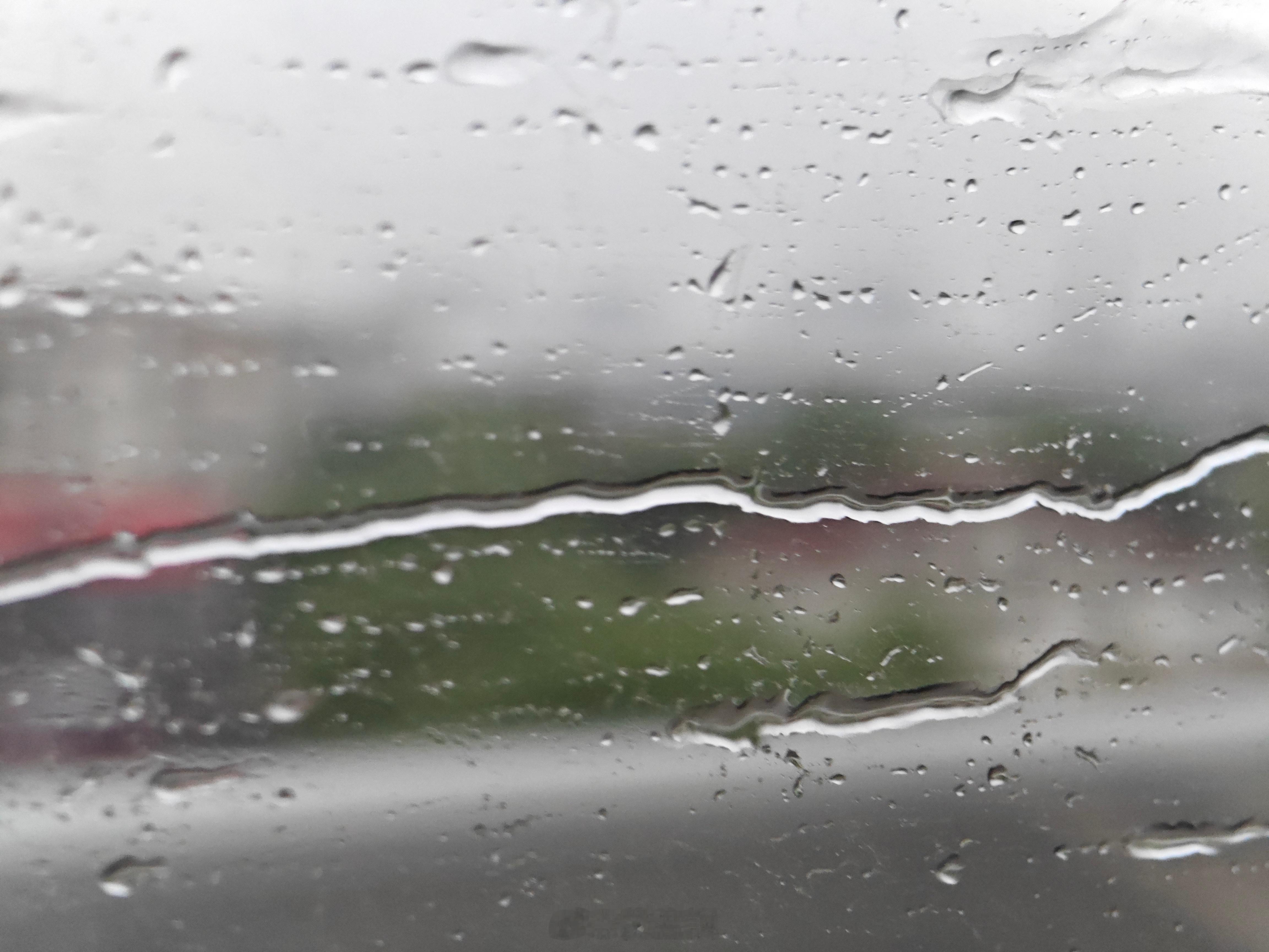 高铁速度太快，雨打在车窗都连成横线了[笑cry]手机拍车窗稍微有些麻烦，因为很容