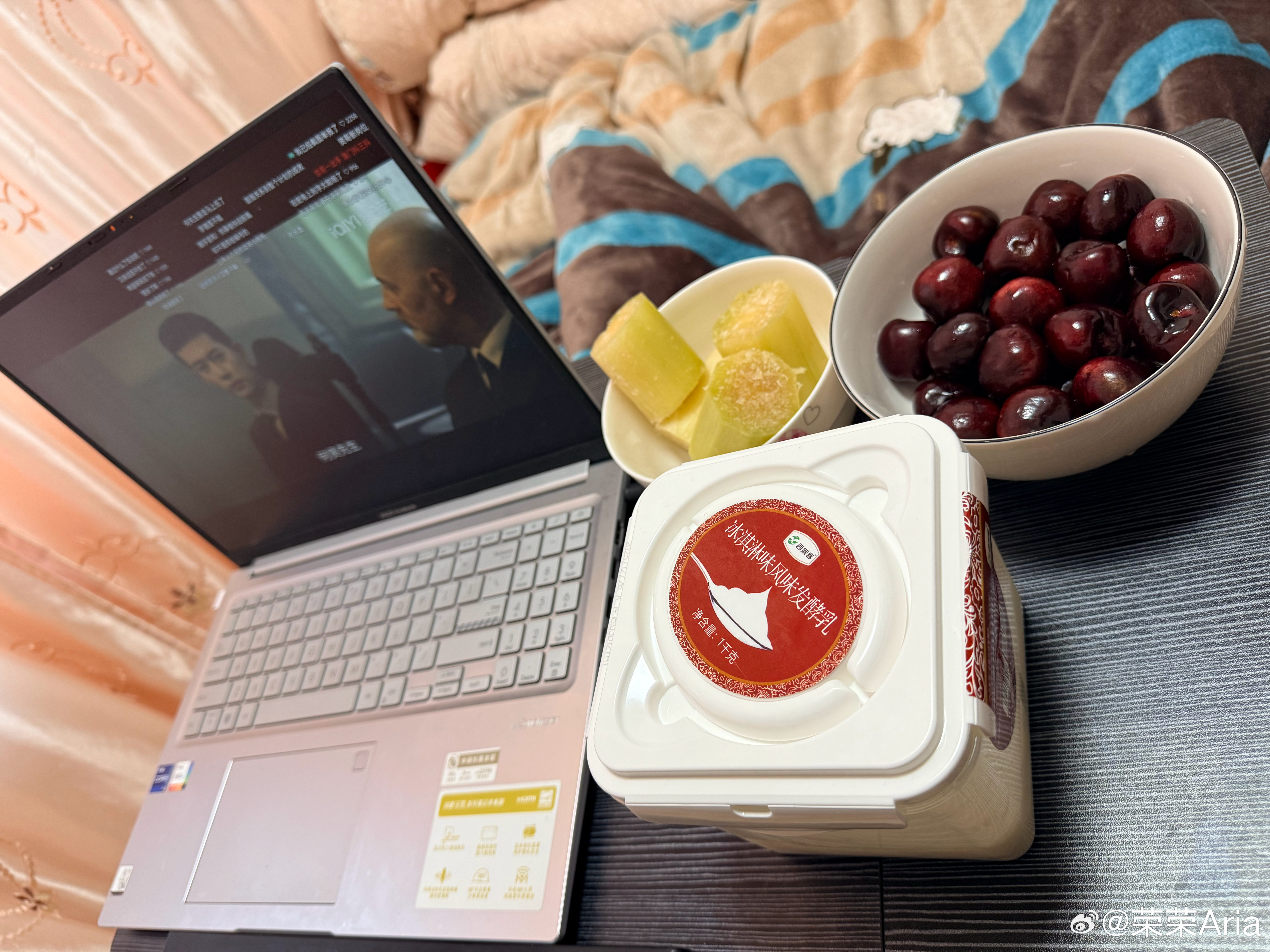 今天终于休息了，我可以安逸的刷剧了，最近忙里忙外的工作腰痛脚痛，好好犒劳一下自己