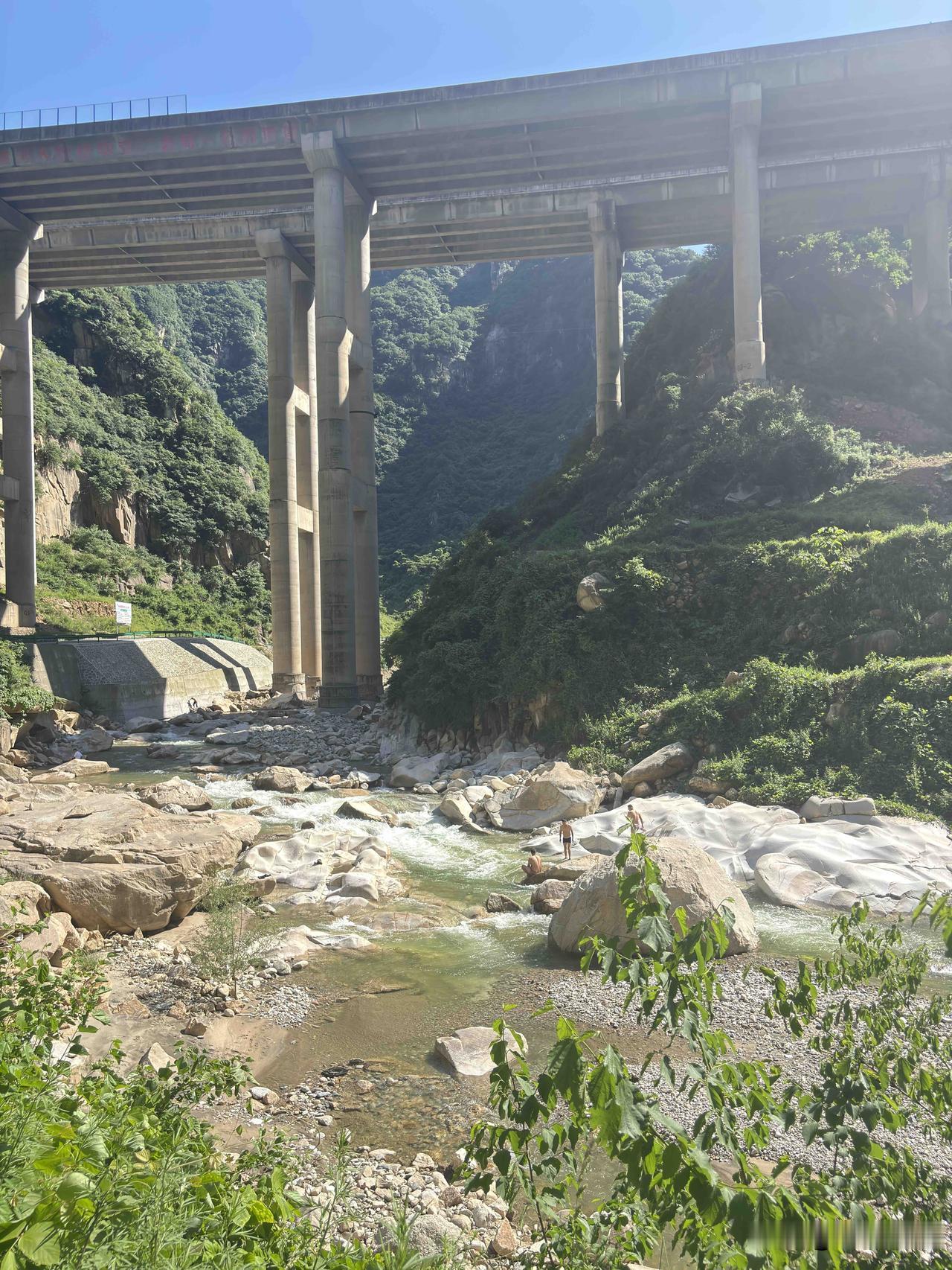 蓝田道沟峪河，最近这天气，特别是周末，来这里的游客很多，河道里人很多，不过大家在