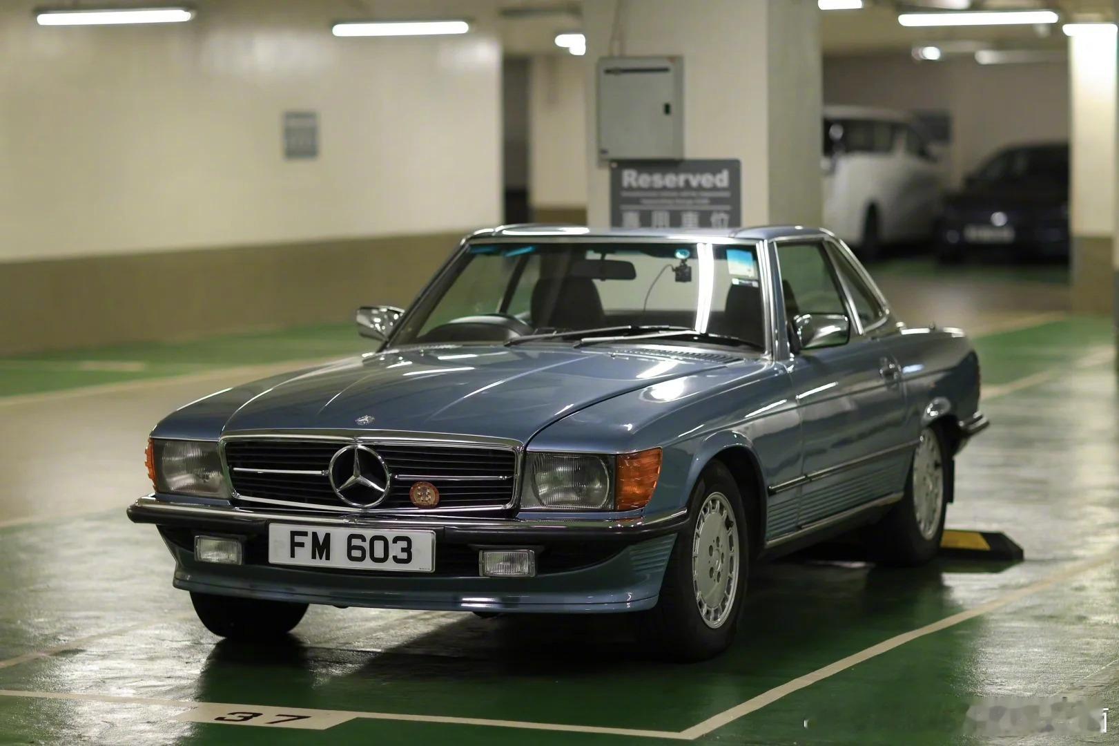 奔驰R107 300SL，这个颜色很少见啊，高级 