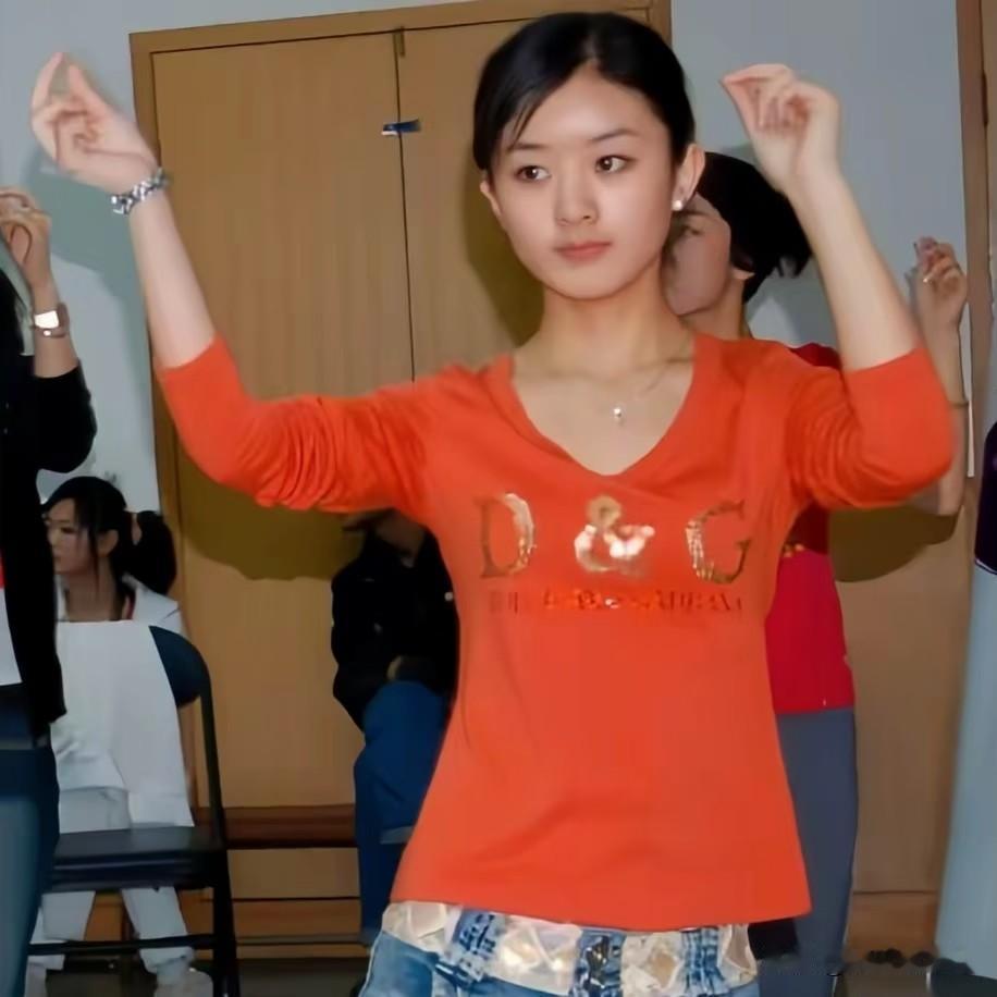 中专旧照曝光，回看赵丽颖草根逆袭的起点
 
一张校园老照片，记录下十七岁的赵丽颖
