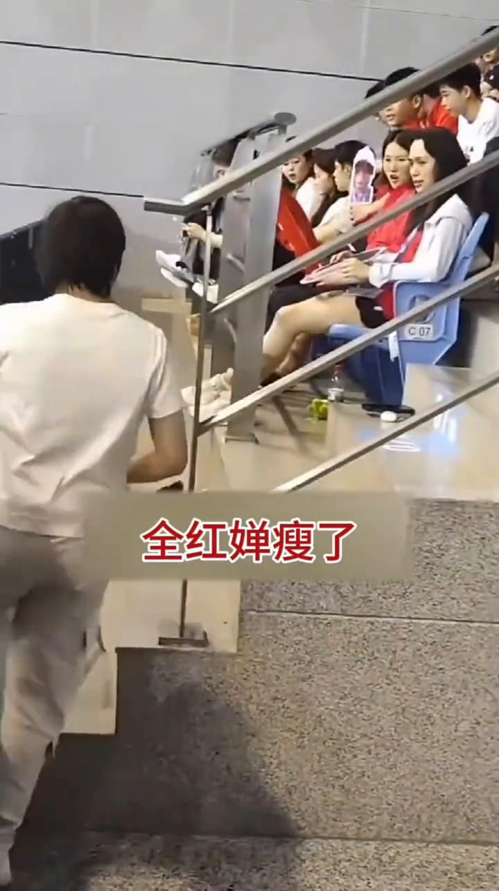 全红婵瘦了。
偶遇全红婵，婵宝瘦了。