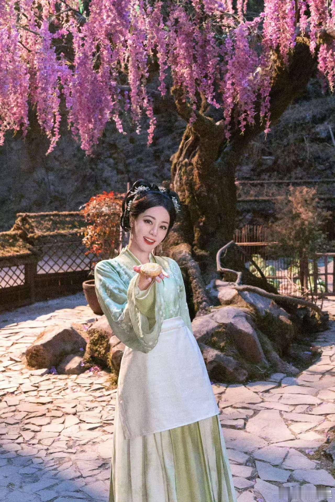 迪丽热巴手拿月饼迪丽热巴贺思慕来请大家吃月饼迪丽热巴贺思慕来请大家吃月饼，可爱，