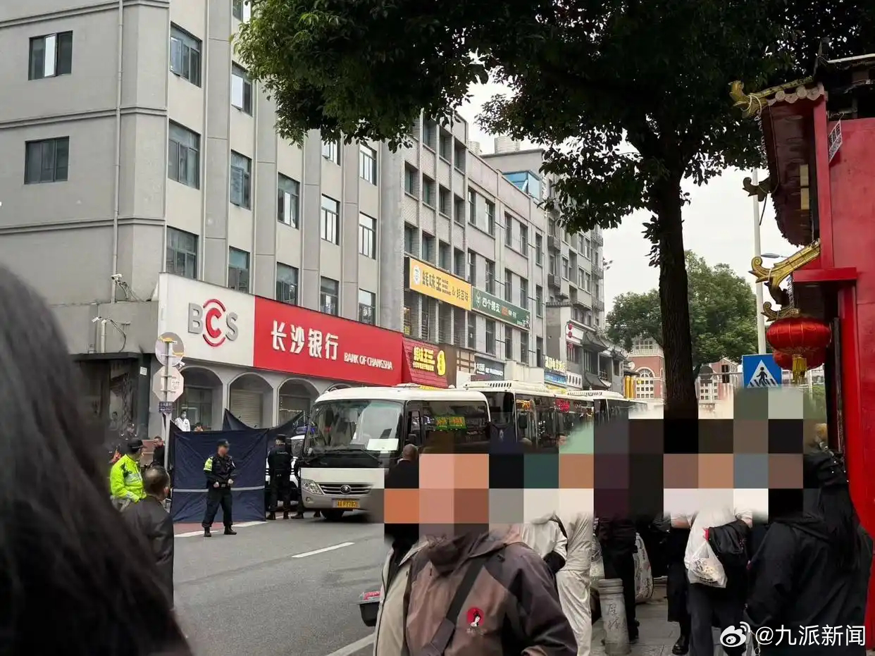 #脚手架垮塌遇难者父亲辟谣百万赔偿#【#脚手架垮塌遇难者父亲发声#：曾与女儿聊毕