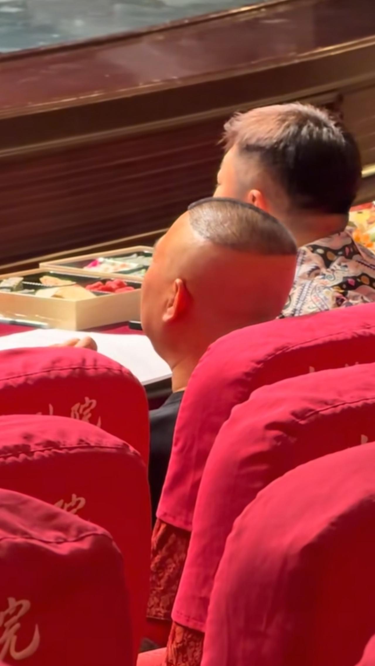 德云社腾字科招生现场，郭德纲这次也低调现身。全程他没有正面出镜，只露出了侧脸和后