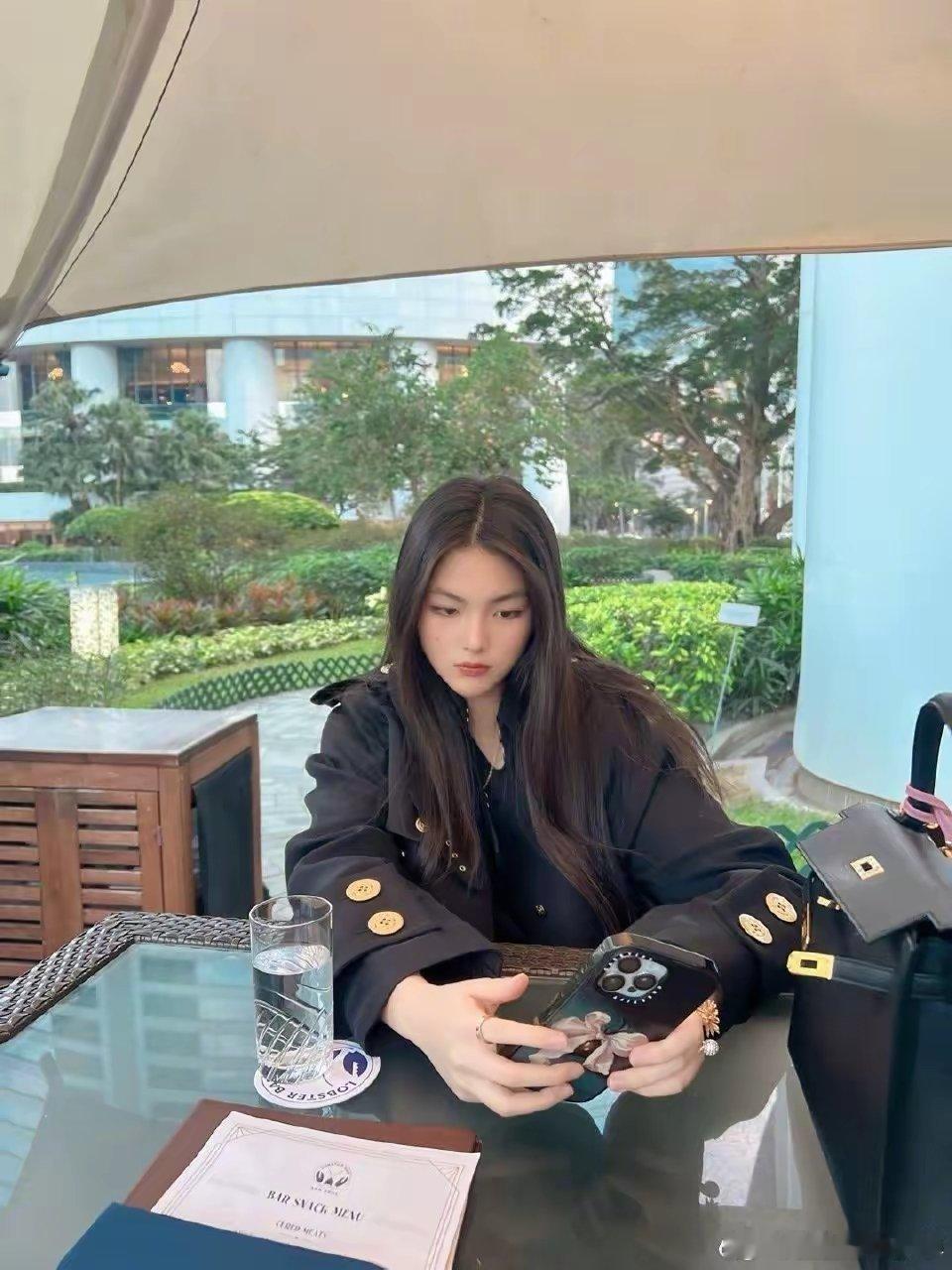 李湘带女儿逛高奢店！王诗龄穿精致修身小裙子超美，总算穿对一回 ​​​