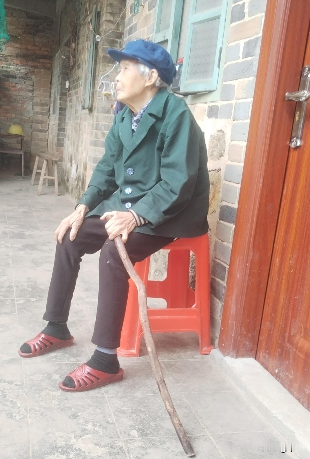 九旬太婆的养护时光：于艰辛处聆听生命的回响
        92岁的太婆，在年前