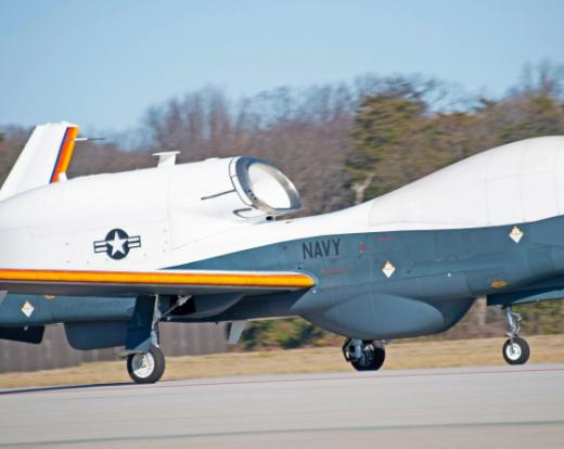 4月9日的波斯湾上空，天还算平静，美军那架号称“全球最贵无人机”的MQ‑4C“人