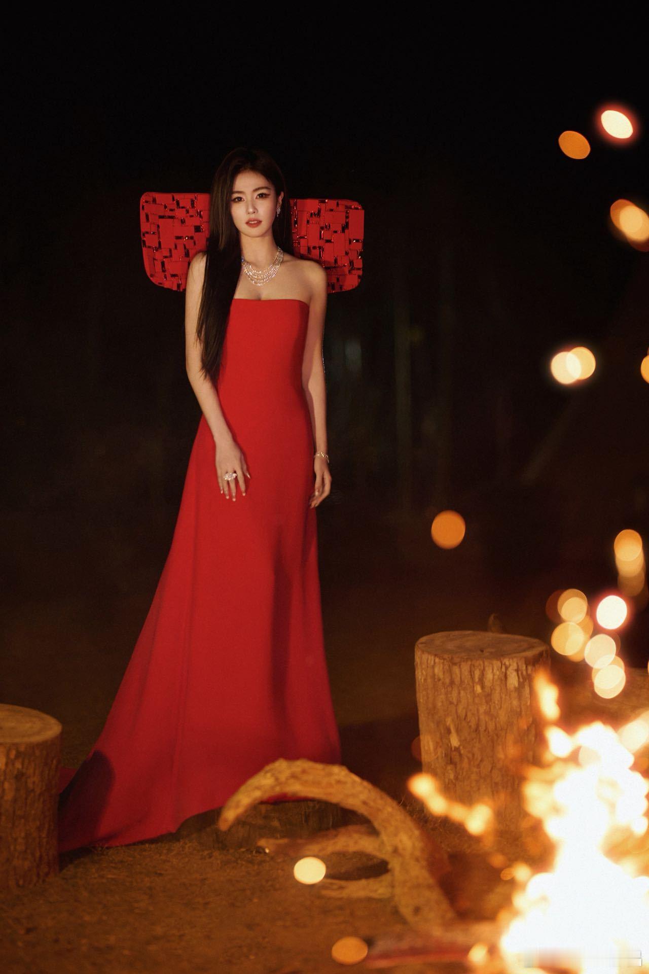 白鹿元旦新拍写真，穿上了一套 Stéphane Rolland 2025 秋冬高