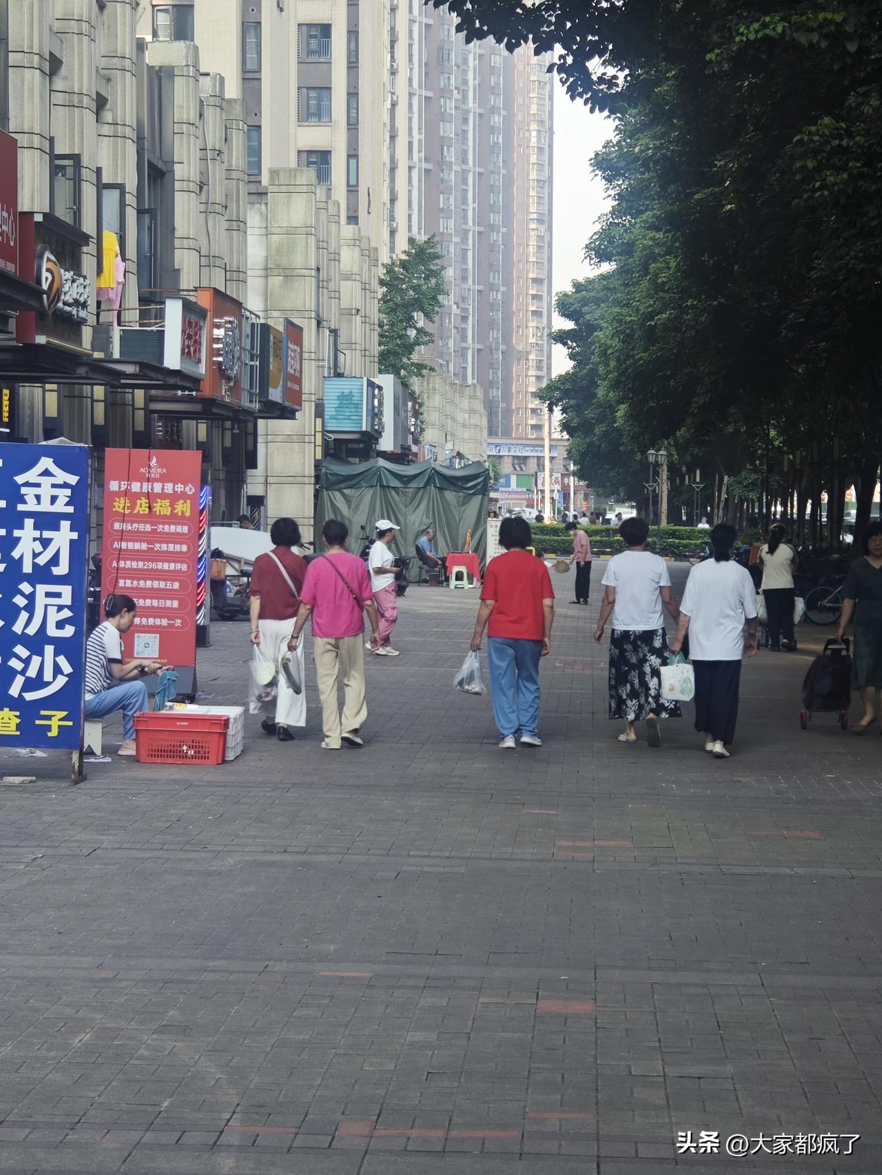 同事家的儿子
30岁，安静乖巧，从不张口要钱，却长期不工作、不恋爱、不成家。
邻
