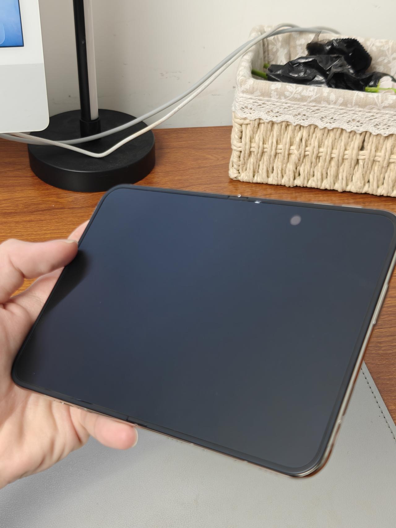 拿到iPhoneDuo了，这个折痕控制有点东西
虽然Duo这个磨砂膜可以撕掉，但
